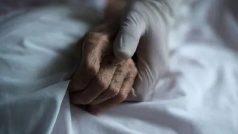 Acusan a dos enfermeras y a un t&eacute;cnico sanitario de la muerte de un anciano en V&iacute;car