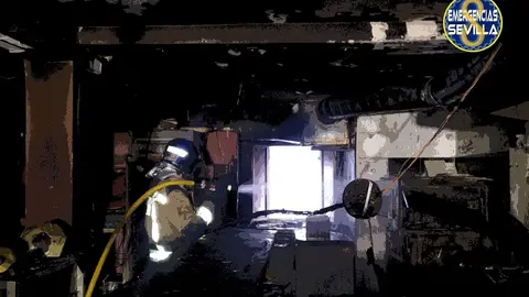 Un incendio calcina un bar en la Plaza de la Juncal de Sevilla