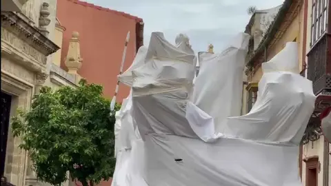 Ensayo de la Hermandad de la Entrega de Guadalcac&iacute;n por calle Bizcocheros