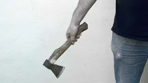 Un hombre con un hacha en la mano