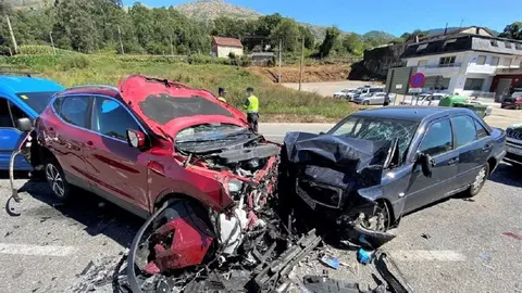 Un choque entre 2 coches en Alcal&aacute; de Guadaira deja varios heridos