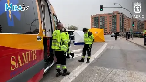 Miembros del Samur, atendiendo a tiroteado en San Blas, Madrid.