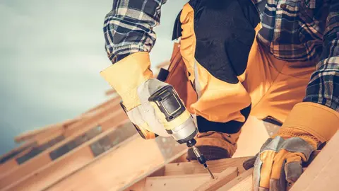 Un trajador en un tejado de madera