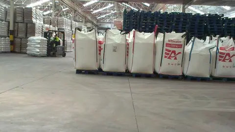 Un trabajador en la azucarera de Jerez