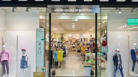Benetton no falla en moda de mujer 5 vestidos perfectos para ir a trabajar con zapatillas