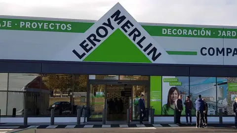 Llega a Leroy Merlin el banco arc&oacute;n (con respaldo) para terrazas y jard&iacute;n: soporta lluvia y queda genial
