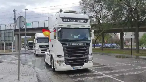 La caravana de los transportistas por la Avenida del Ej&eacute;rcito en Jerez