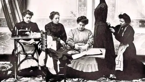 Mujeres preparando vestidos de moda del siglo XIX