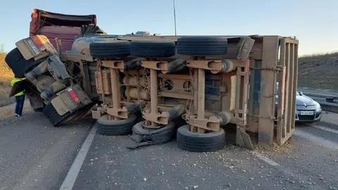 Vuelca un cami&oacute;n en la A-92 y obliga a cortar el tr&aacute;fico en Loja