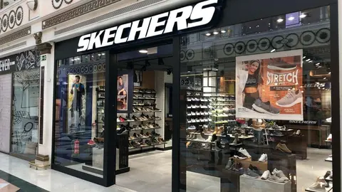 Skechers pasa de zapatillas y alegra ahora tus looks con el bolso impermeable para d&iacute;as de lluvia