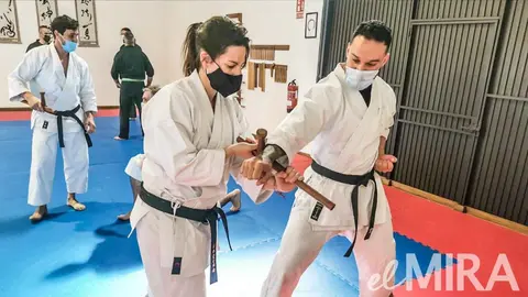 Una karateca ense&ntilde;a gratis defensa personal a mujeres en Jerez