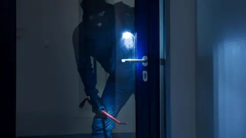 Entra en una vivienda de Santa Fe y pega una paliza a la propietaria para robarle