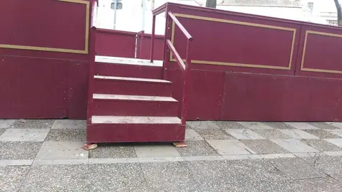 Imagen de un palco en la Alameda Cristina | Cofrademan&iacute;a