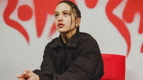 Rosal&iacute;a con el vestido largo cargo en la presentaci&oacute;n de 'Motomami'