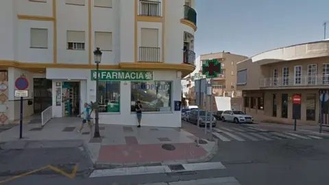 Apu&ntilde;ala a un amigo en plena calle en Estepona
