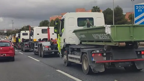 Cientos de camiones y veh&iacute;culos colapsan C&aacute;diz camino de Jerez
