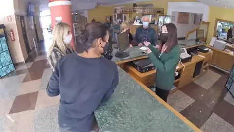 Julio Iglesias Jr. paga la cuenta del hotel a unos ancianos que fueron estafados