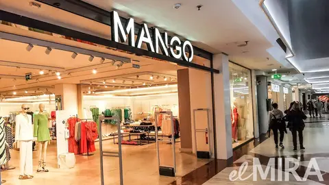 El vestido rosa de Mango que con tacones y sandalias negras queda para ser la reina de la fiesta