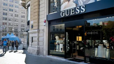 Tienda f&iacute;sica de Guess