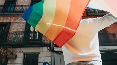 Un joven con una bandera LGTBI