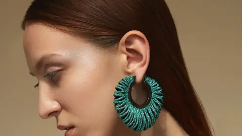 Una firma de joyas entusiasma con sus pendientes de piel que todas creen que son de oro y piedras preciosas