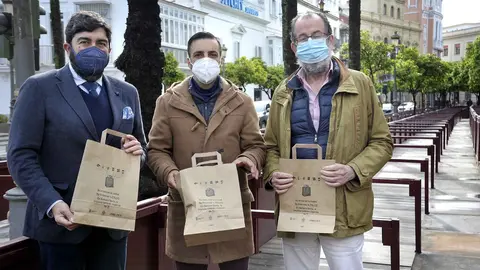 Bolsas de papel que se entregar&aacute;n a los usuarios de los palcos de Semana Santa en Jerez