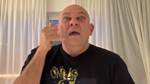 El Comandante Lara la l&iacute;a con su &uacute;ltimo chiste corto