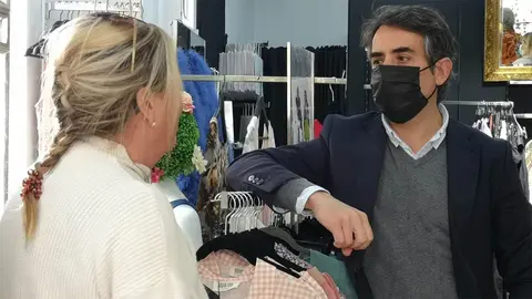 Salda&ntilde;a visita comercios de la zona y traslada el apoyo de los populares a las cada vez m&aacute;s numerosos comercios de Plaza del Caballo, Santo Domingo y Torres de C&oacute;rdoba 