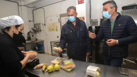 Jos&eacute; Luis Sanz en su visita a un catering social en Sevilla