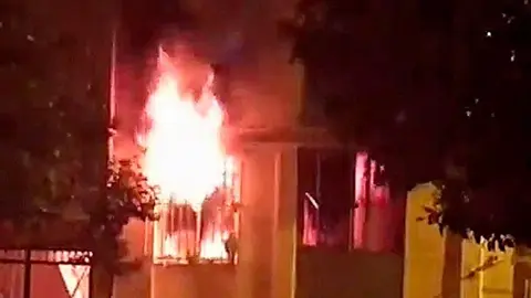Un incendio en un bloque de pisos de Benalm&aacute;dena acaba con un anciano en el hospital