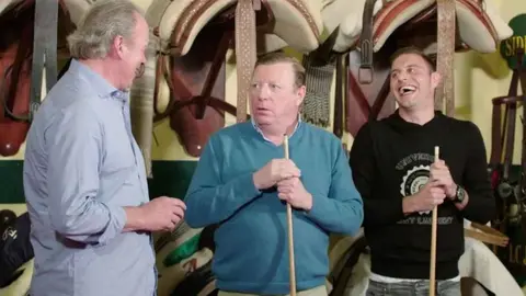 Bert&iacute;n Osborne, Joaqu&iacute;n y C&eacute;sar Cadaval mientras cuenta el d&iacute;a que sufri&oacute; "un Will Smith"