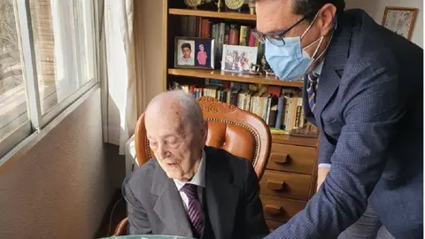 As&iacute; vive en Granada Arsacio Pe&ntilde;a, el m&eacute;dico m&aacute;s longevo de Espa&ntilde;a con 108 a&ntilde;os