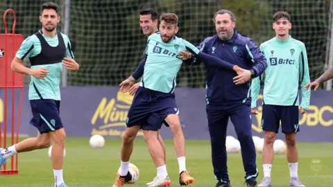 Sergio Gonz&aacute;lez bromea con Jos&eacute; Mari en un entrenamiento del C&aacute;diz CF | CCF