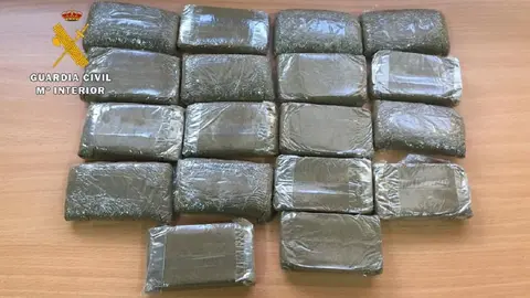 Tiran el hach&iacute;s por la ventana de un veh&iacute;culo para eludir un control en Ja&eacute;n