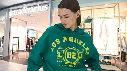 Vuelve a tu infancia con estas sudaderas vintage de Stradivarius