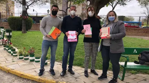 Entrega de las cartas y materiales en el Centro de Mayores de La Granja