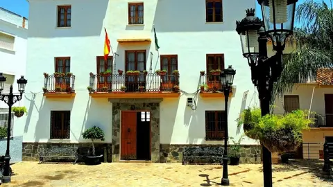 Muere un hombre en Guaro tras caer de una escalera mientras limpiaba