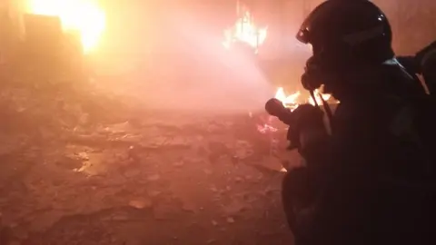 Sale ardiendo una casa en Carboneras con un hombre dentro