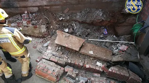 Un hombre queda sepultado bajo un muro de una vivienda en Sevilla