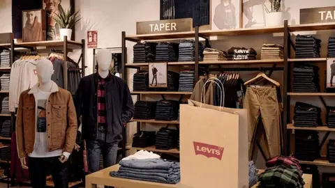 Levi's tiene la chaqueta para amantes de Los Simpsons que se comprime y se mete en el bolso