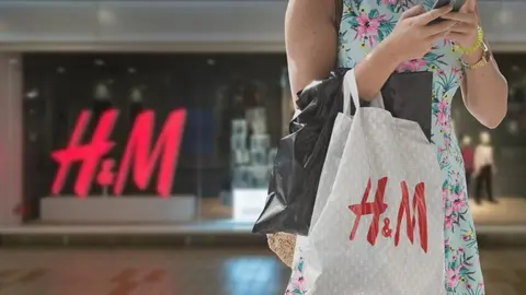H&M rompe moldes en abril con t&uacute;nicas que quedan mejor que vestidos camiseros: la moda del momento