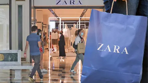 Los 2 vestidos de Zara que no vas a guardar en el armario y te pondr&aacute;s para todo: fiesta y trabajo