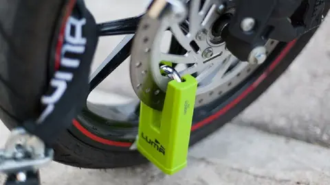 2 menores roban una moto y piezas de repuesto en una nave de Baena