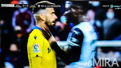 Diakhaby agrede con violencia a Jos&eacute; Mari agarr&aacute;ndolo del cuello y lanz&aacute;ndolo al c&eacute;sped de Mestalla