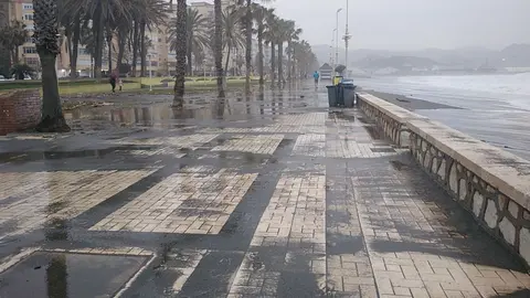 Cortan los paseos mar&iacute;timos de M&aacute;laga por el fuerte oleaje