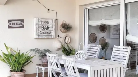 La mesa con alas de Ikea que deja el jard&iacute;n y el porche como el de la casa de Bert&iacute;n Osborne