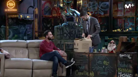 David Broncano recibe un regalo de Dani Rovira en La Resistencia