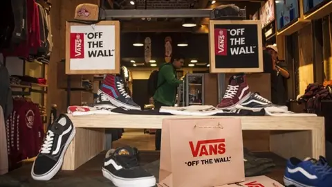 Las sencillas zapatillas Vans estilo cortinas de sal&oacute;n que se han puesto de moda
