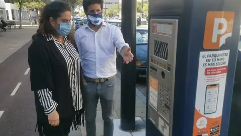 Miembros de Cs en Huelva junto a un parqu&iacute;metro