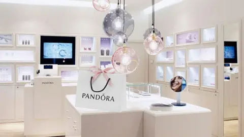 Pandora tiene la pulsera flor de melocot&oacute;n de oro rosa que no nos vamos a quitar en primavera
